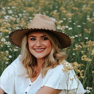 Meet your Posher, Adrianne